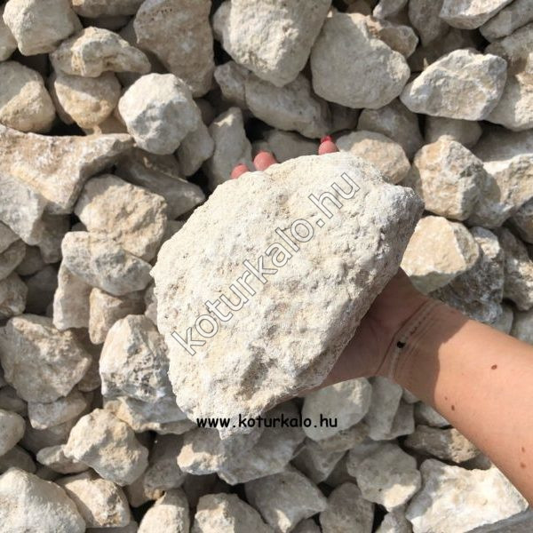Gyerek fej nagyságú bézs színű travertin zúzott kő